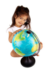 petite fille qui regarde le globe térrestre