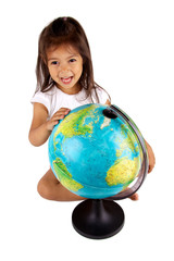 petite fille qui regarde le globe térrestre