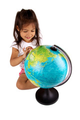 petite fille qui regarde le globe térrestre