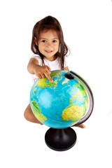 petite fille qui regarde le globe térrestre