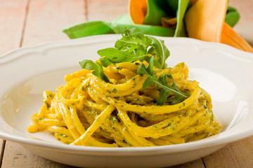 Bucatini al pesto di Rucolo e Zafferano