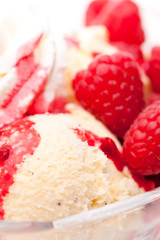 Nahaufnahme von Vanilleeis mit heißen Himbeeren