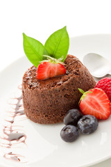 Tortino al cioccolato con frutti di bosco - Isolated