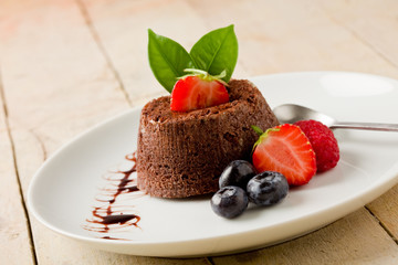 Tortino al cioccolato con frutti di bosco