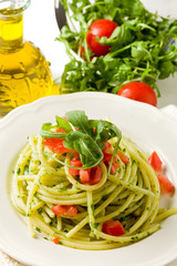 Bucatini al pesto di Rucola con Pomodorini