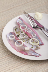 Matjes Heringsfilet in roter Beete und mit Gartenkräutern