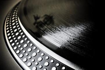 Nahaufnahme einer Vinyl Schallplatte auf Plattenteller