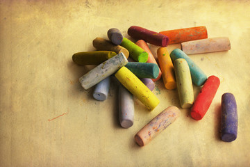 Pastellkreiden mit Grunge Hintergrund