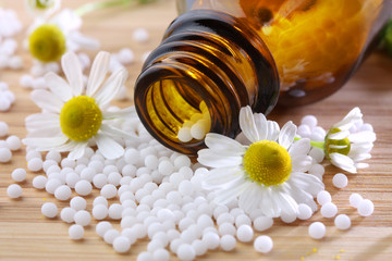 Obraz na płótnie Canvas Homeopatyczny lek z rumianku globulek