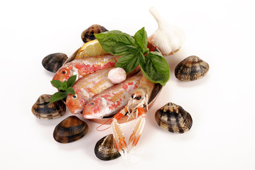 TEGLIA CON TRIGLIE E SCAMPO CONTORNATO DI VONGOLE