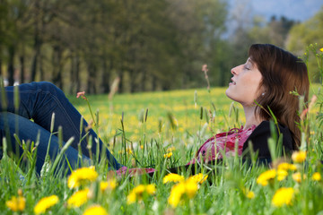Junge Frau genießt die Natur auf Frühlingswiese