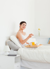 Obraz na płótnie Canvas Portrait of a woman eating breakfast