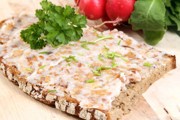 Vollkornbrot mit Griebenschmalz