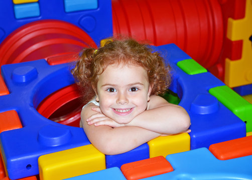 Bambina in ludoteca