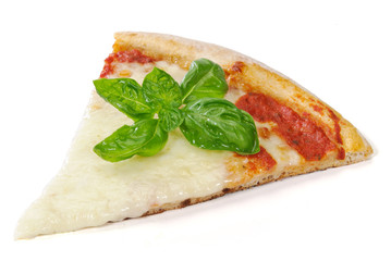 Fetta di pizza con basilico