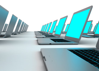 notebook in fila su sfondo bianco