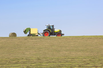 Obraz premium tractor and baler