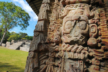 Sculptures in Archeological park in Copan ruinas - obrazy, fototapety, plakaty
