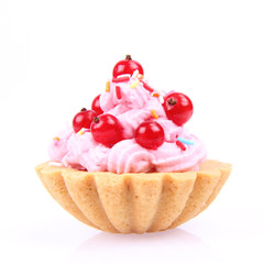 Tartlet with whipped cream, red currants and sprinkles