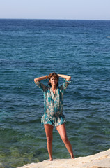 Fototapeta na wymiar Donna al mare