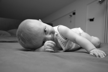 bambina coricata sul letto gioca