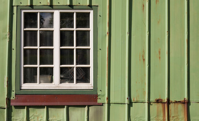 Fototapeta na wymiar Stara stodoła puszka z okienkiem