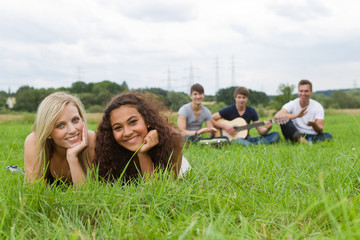 gruppe beim relaxen und musizieren