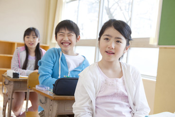 授業を受ける小学生男女