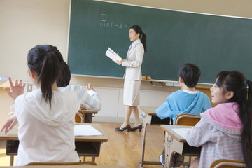 授業を受ける小学生の後姿