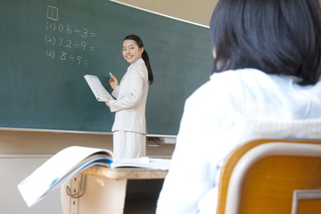 授業をする女性教師