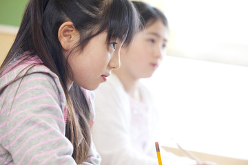 授業中の小学生女子