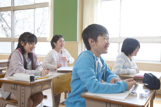 授業を受ける小学生男女