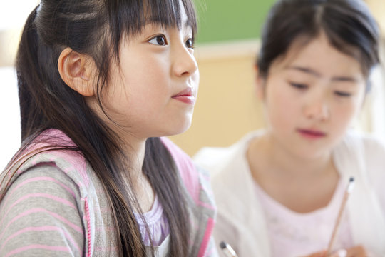 授業中の小学生女子