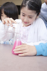 フラスコを持つ小学生女子