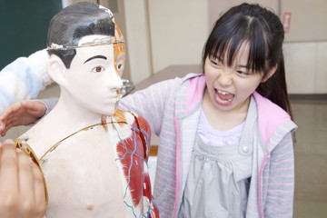 人体模型で遊ぶ小学生女子2人