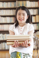 本を持つ小学生女子