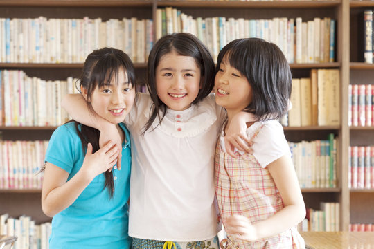 笑顔の小学生3人