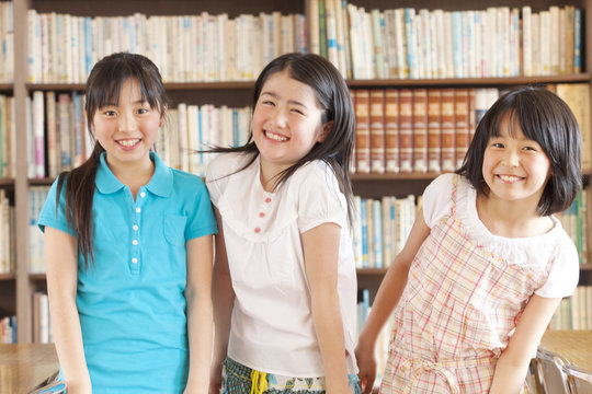 笑顔の小学生3人