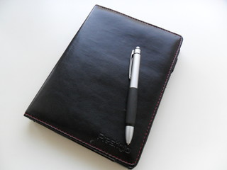 Записная книжка и шариковая ручка