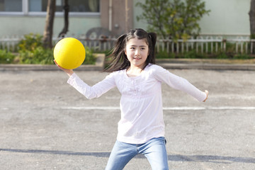 ドッジボールをする小学生女子