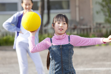 ドッジボールをする小学生女子