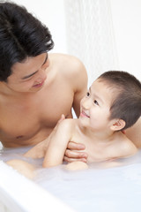 Obraz na płótnie Canvas 一緒に風呂に入る父親と息子