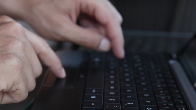 using a laptop 2ş shoot Canon 5D MarkII