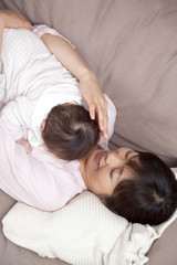 Obraz na płótnie Canvas 赤ちゃんを抱く母親