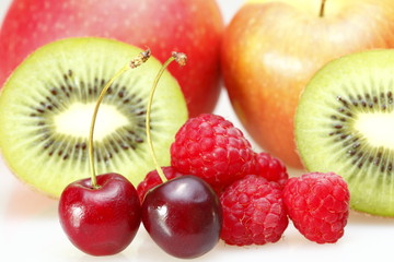 Verschiedene Obstsorten auf weiß