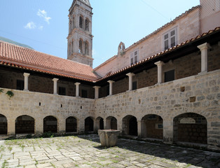 Obraz premium Makarska en Croatie - Cloître du monastère Sainte-Marie
