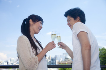 シャンパンで乾杯をするカップル