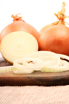 3 Zweibeln auf Brett