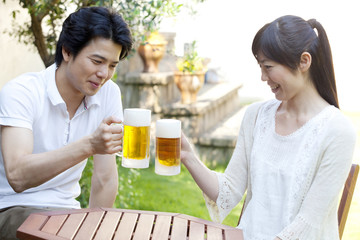 ビールで乾杯するカップル
