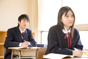 授業を受ける中学生男女